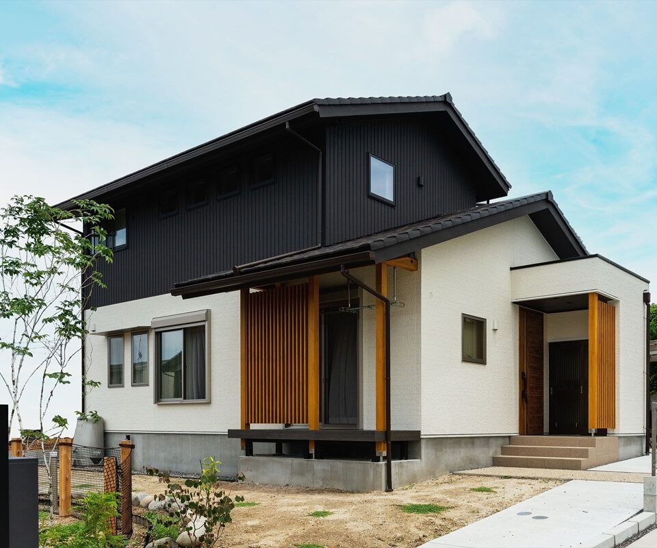 白×黒×木の外観が美しい　温もりの木の家