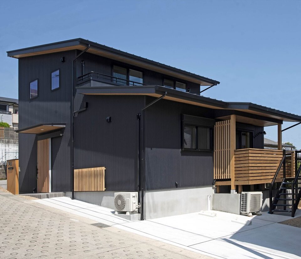 傾斜地を生かした片流れ屋根の住まい