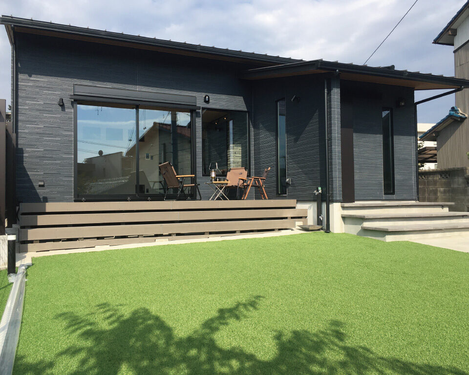 家族や友人と余暇を楽しむ平屋の暖かい住まい