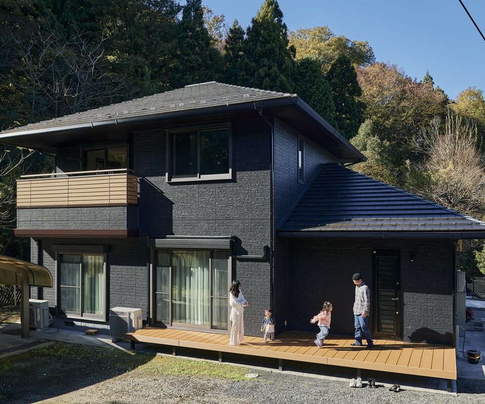 鉄骨の住まいを木質化。木×ブラックがクールな自然の恵みあふれる住まい。