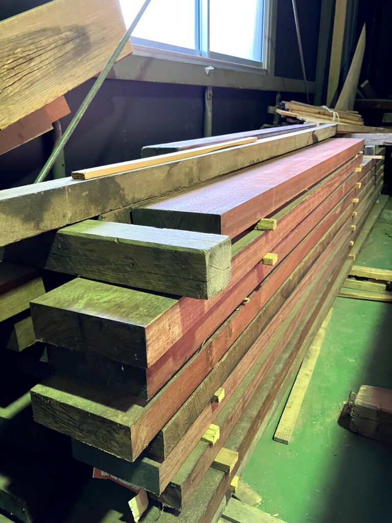 製材された材木が積み上げられた写真