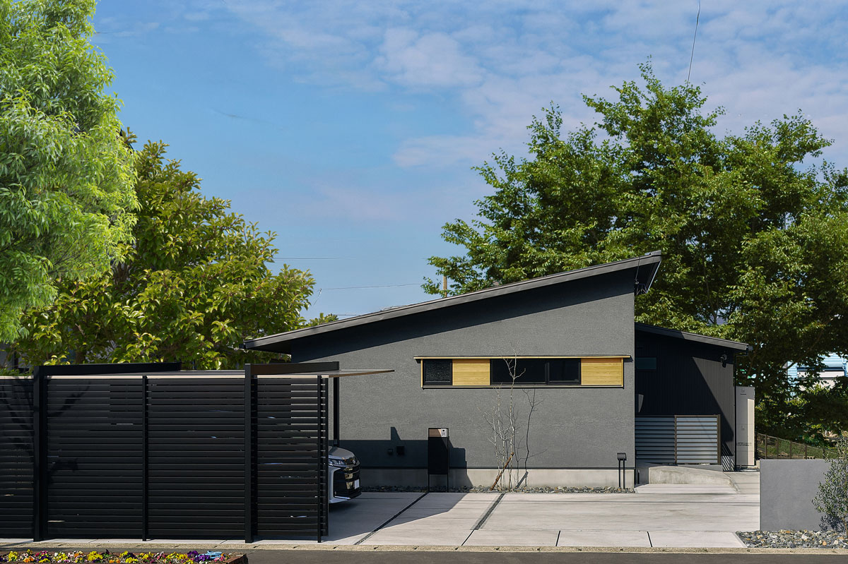 GX志向型住宅、バイクガレージのある平屋