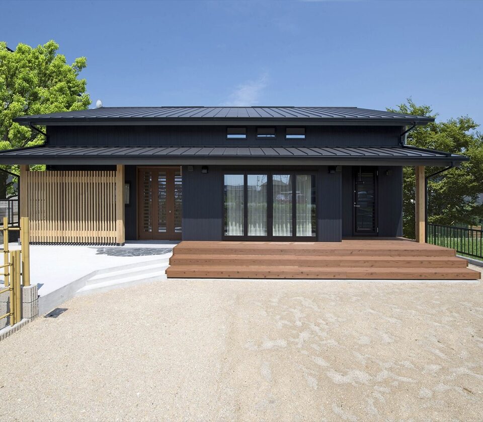 愛知県産の太い化粧垂木が美しい山小屋風の家