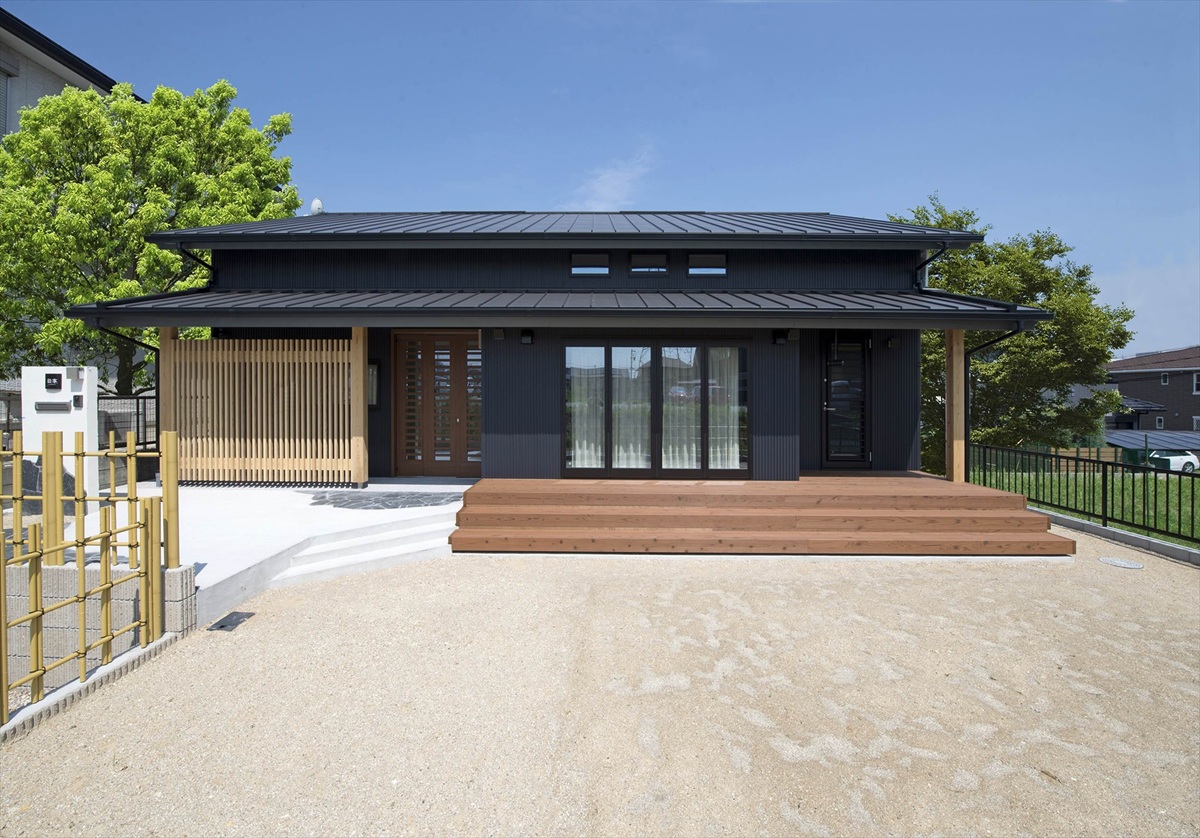 愛知県産の太い化粧垂木が美しい山小屋風の家