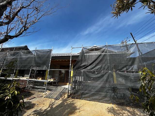 縁側のある数寄屋風、コの字型の平屋