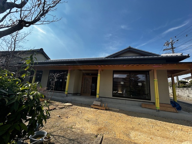 縁側のある数寄屋風、コの字型の平屋