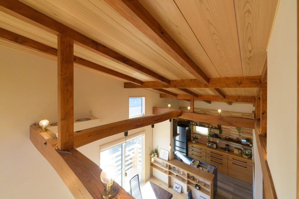 吹き抜けのリビングを2階から撮影した写真