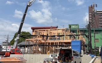 風と光を招き入れる、デッキのある木の家