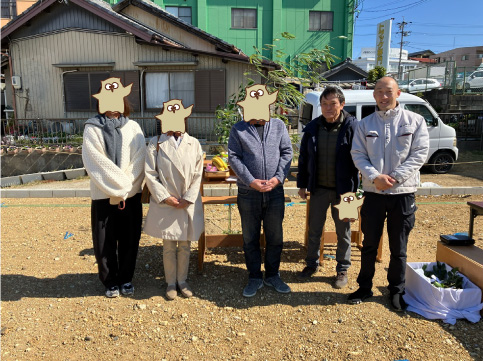 風と光を招き入れる、デッキのある木の家