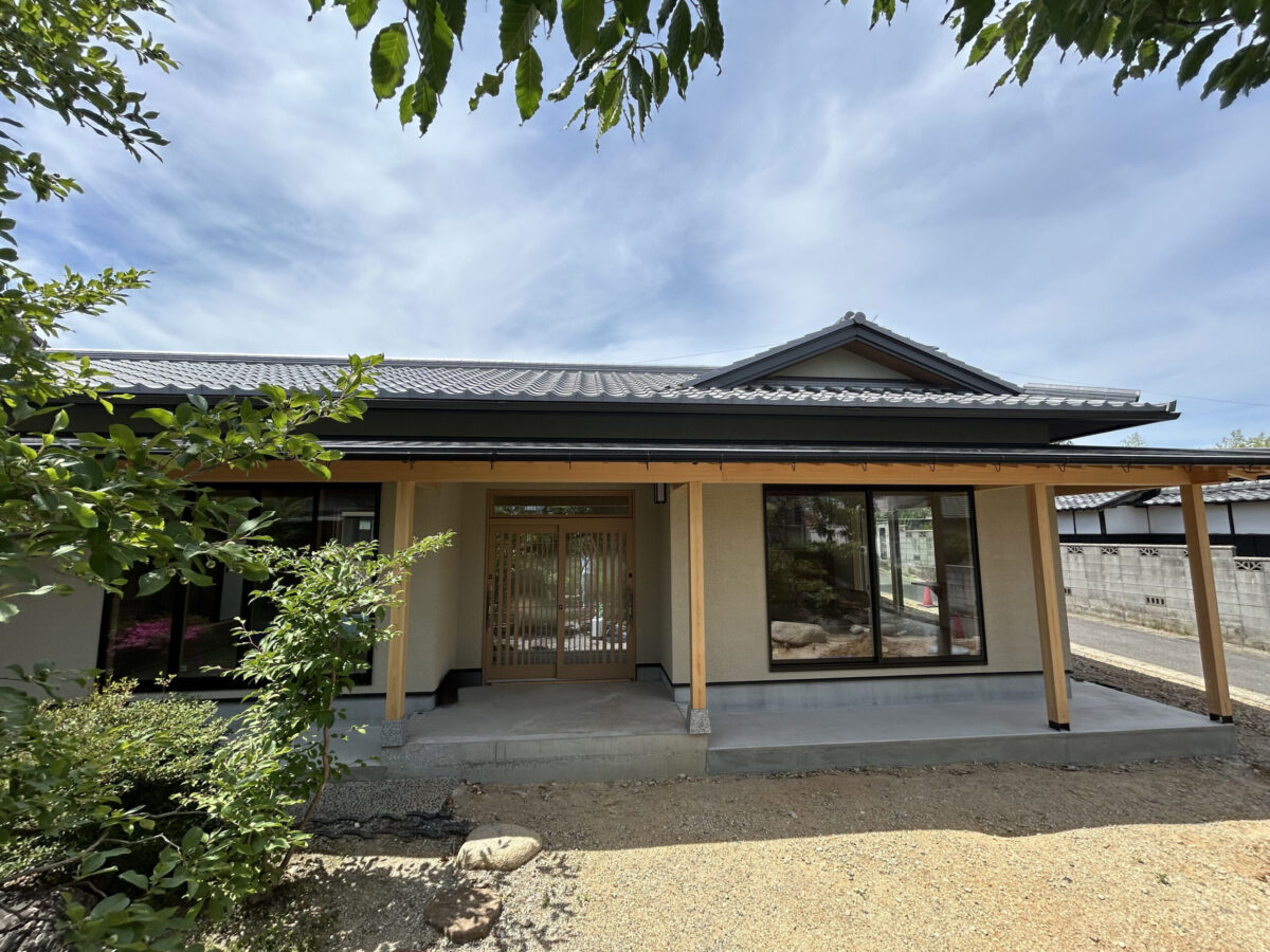 縁側のある数寄屋風、コの字型の平屋