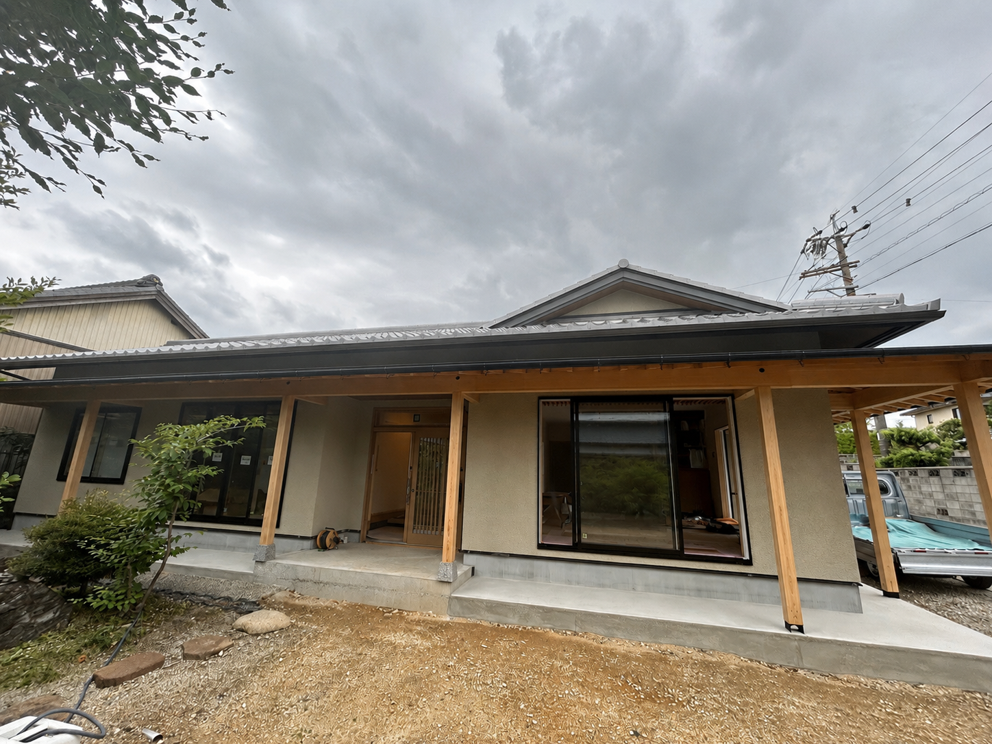 縁側のある数寄屋風、コの字型の平屋